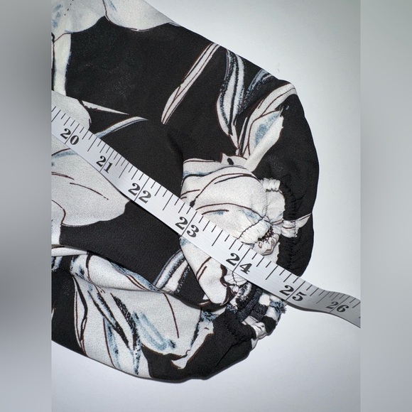 Torrid 2X Black White Floral Faux Wrap Blouse V-Neck Long Sleeve Button Front - Picture 8 of 8